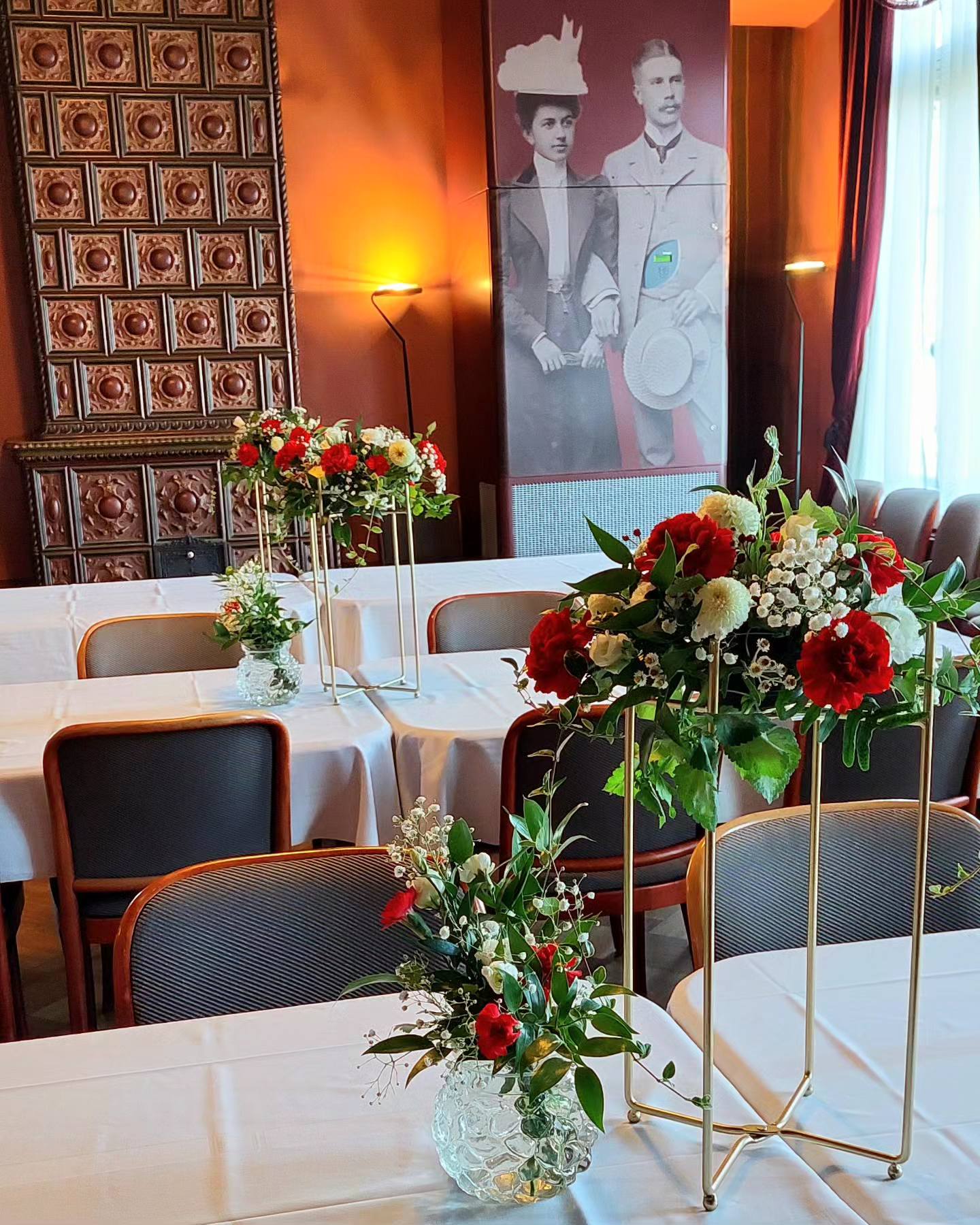 yritysjuhlan punavalkoiset kukat