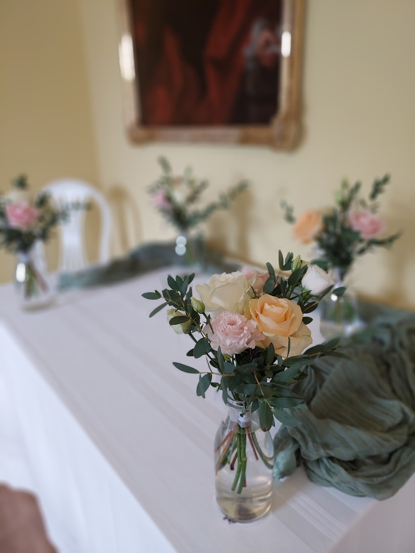 kaasokimput koristeena maljakoissa