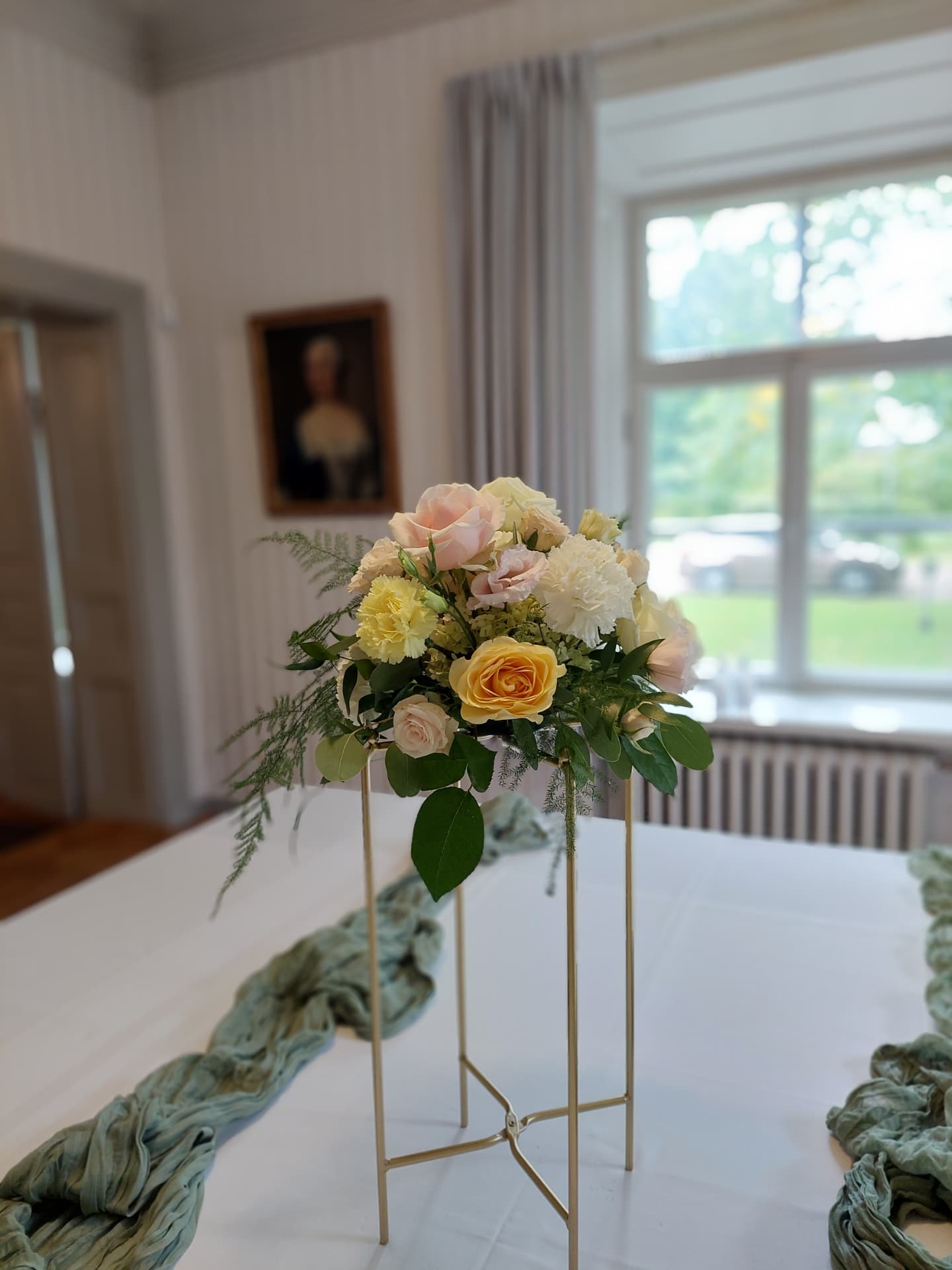 jalallinen kukka-asetelma tarjoilup�yd�ll�