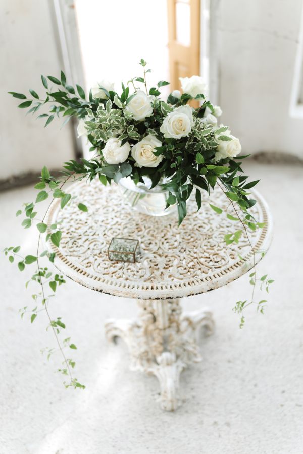 Kukkakimppu koristeellisella p�yd�ll� Oitbackan kartanolla