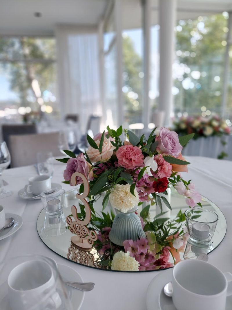 romanttinen kukka-asetelma Kulosaaren Casinolla