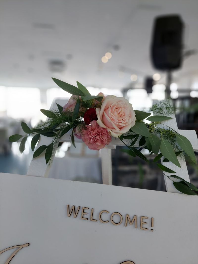 tervetuloa-kyltin kukkakoriste Kulosaaren Casinolla